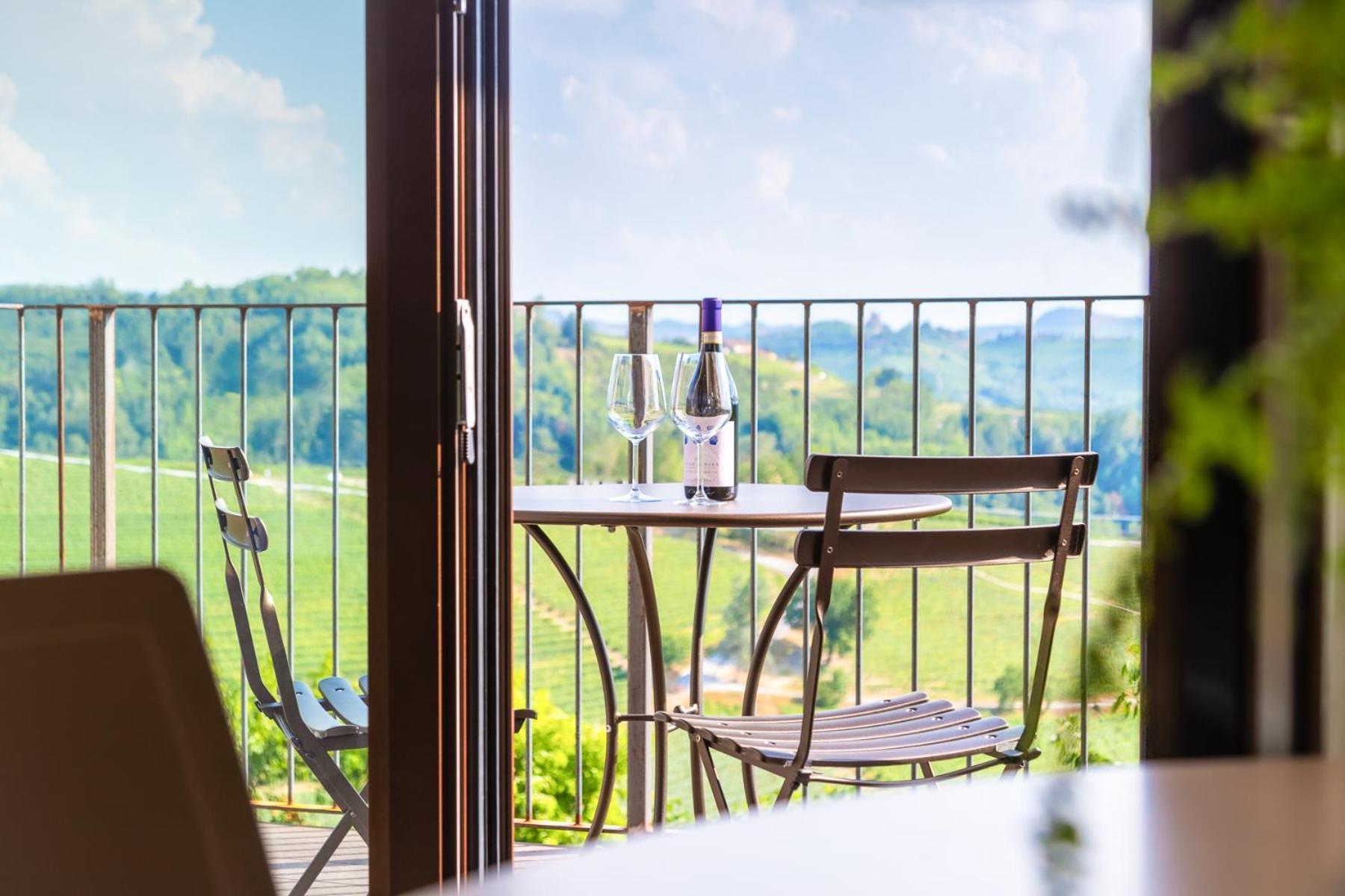 Il Cortile Suites Diano dʼAlba Exterior foto